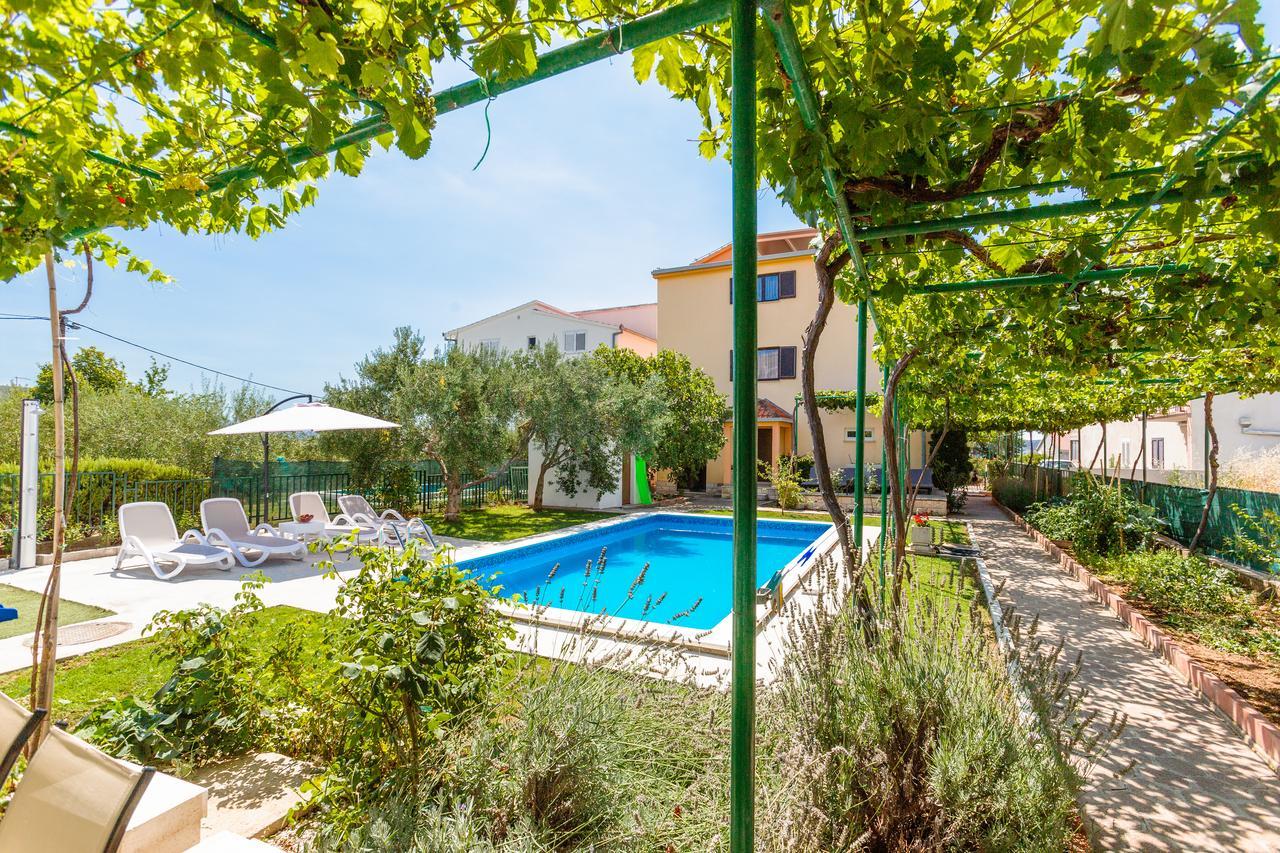 Villa Rosa Kastela Bagian luar foto